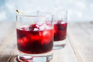 طرز تهیه لیموناد آلبالو خوش طعم و دلپذیر