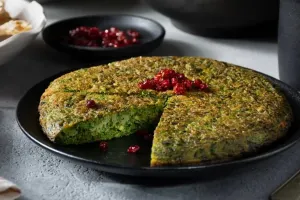طرز تهیه کوکوسبز با زرشک و گردو با دو روش