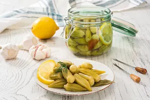 ساده ترین روش تهیه ترشی بامیه با شوید خشک (برای ۱ کیلو بامیه)
