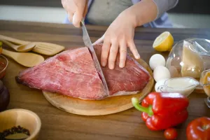 5 راه کار ساده جهت رفع بوی گوشت قرمز از دست ها
