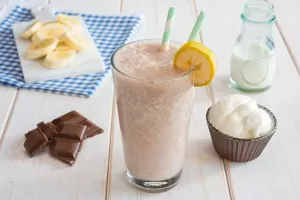 طرز تهیه اسموتی انبه و موز نوشیدنی خنک و مقوی برای روزهای گرم