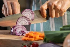 ۱۶ ترفند طلایی برای خرد کردن پیاز بدون اشک و سوزش چشم