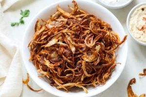 طرز تهیه پیاز داغ مجلسی و خواص شگفت انگیز آن برای سلامتی