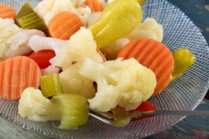 دستور تهیه گل کلم شور با هویج و کرفس