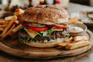 رویال برگر چیست؟ دستور تهیه ساندویچ سلطنتی در خانه