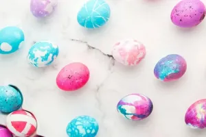 آموزش رنگ کردن تخم مرغ به روش مرمری برای عید نوروز