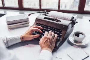 اگه میخوای عاشقانه روز جهانی نویسنده رو به همسرت تبریک بگی با ما همراه شو !