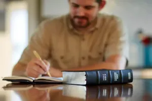 همینقدر محترمانه روز جهانی نویسنده رو به استادت تبریک بگو !