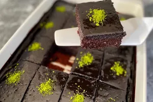 طرز تهیه کیک خیس شکلاتی بدون نیاز به فر، فقط در نیم ساعت !