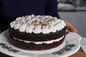 طرز تهیه کیک شکلاتی توی قابلمه + فرم دادن خامه