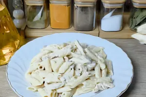 خوشمزه ترین پاستا پنه آلفردو با مرغ و قارچ در ۱۵ دقیقه !