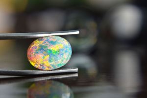 آشنایی با سنگ اوپال، گوهری از بازی رنگ ها در دل طبیعت + خرید و نگهداری