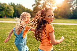 آیا میدانید بازی چگونه مهارت های اجتماعی کودکان را تقویت می کند ؟