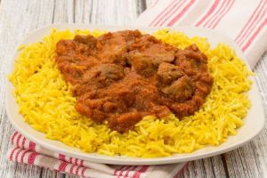 طرز تهیه خوراک گوشت بره با برنج زعفرانی؛ طعمی بینظیر برای مهمانی های خاص