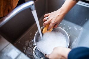 مزایا و معایب شستشوی ظروف با آب گرم + راهنمای انتخاب دمای مناسب