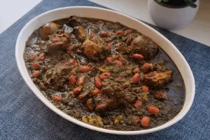 طرز تهیه قورمه سبزی خانگی و مجلسی سیاه مرحله ای با عکس