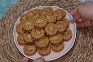 طرز تهیه حلوای مغزدار با خرما و بیسکویت پتی بور