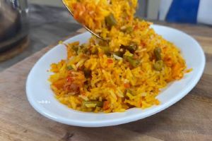 طرز تهیه لوبیا پلو گیاهی با سس سبزیجات و ته دیگ سیب زمینی