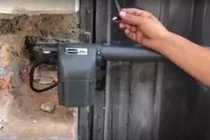نحوه باز کردن درب پارکینگ بدون برق / چگونه درب پارکینگ را باز کنیم بدون برق