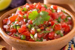 طرز تهیه سالاد سالسای مکزیکی؛ سالادی رنگارنگ، سالم و فوق العاده خوش طعم در ۱۵ دقیقه