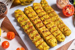 طرز تهیه کباب کوبیده مرغ؛ خوشمزه و آبدار، حتی بدون منقل!