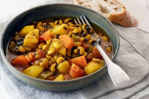 خوراک لوبیا چشم بلبلی با سیب زمینی؛ یک غذای ساده، خوش عطر و سیرکننده برای روزهای شلوغ