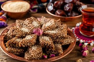طرز تهیه شیرینی لندو بلوچستان؛ یک شیرینی مقوی و اصیل با طعم خرما و کنجد