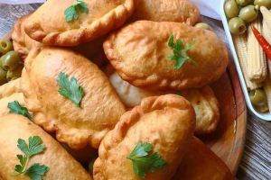 طرز تهیه پیراشکی سیب زمینی؛ خوشمزه، ترد و طلایی برای یک شام دلچسب