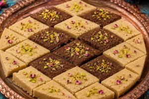 طرز تهیه حلوا نخودچی دو رنگ؛ حلوای مجلسی و خوش عطر برای مناسبت های خاص