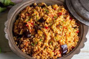 طرز تهیه بلغور پلو ترکیه ای با بادمجان؛ غذای خوش عطر و خوشمزه ای که عاشقش می شوید!
