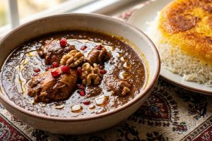 مرغ با سس انار و گردو؛ طعم دل چسب فسنجان با روشی ساده تر و سریع تر
