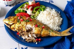 ماهی شکم پر با سبزی؛ راز یک غذای مجلسی شمالی با عطر سبزی های محلی و رب انار