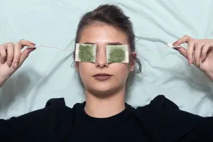 شستشوی چشم با چای چه فایده علمی دارد؟ + ۴ نکته ی طلایی!