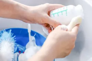 بهترین روش استریل کردن و شستشوی شیشه شیر نوزاد چیست ؟