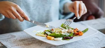 حکم خوردن غذا در رستوران غیر مسلمان چیست ؟
