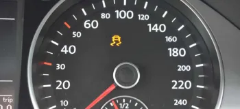 دلایل اصلی روشن شدن چراغ لغزش خودرو