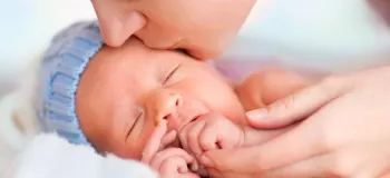 چرا باید از بوسیدن نوزاد خودداری کنیم؟