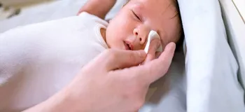 آیا شستشوی چشم نوزاد با شیر مادر موثر است؟