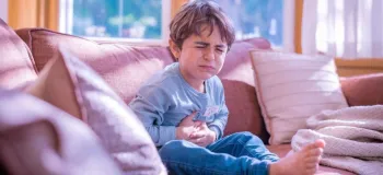 سردی معده کودک با چه علائمی همراه است ؟