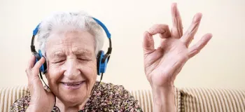 ماساژ و موسیقی درمانی راهی برای کاهش علائم زوال عقل