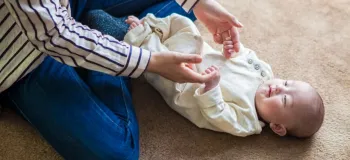 عوارض زود نشاندن نوزاد و نکات مهم برای والدین
