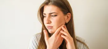 اشتباهات رایج در شستشوی صورت و راهکارهای اصلاح آن