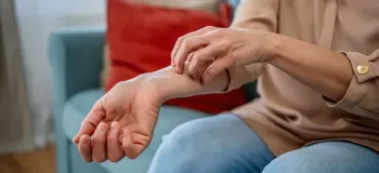 ۸ علت خارش و جوش زدن روی ساعد دست
