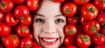مزایای گوجه فرنگی برای زیبایی پوست صورت و روش های استفاده