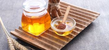 ماسک عسل و دارچین؛ راهکاری طبیعی برای درمان آکنه و بستن منافذ پوست
