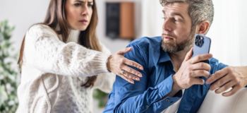 توهم خیانت همسر؛ نشانه ها، دلایل و راه های درمان