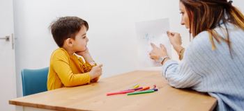 علت لکنت رشدی در کودکان: ژنتیک، محیط و نقش والدین