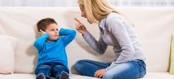 عوارض خطرناک داد زدن سر کودک و راه های جایگزین