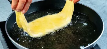 آرد + شیر / طرز تهیه پیراشکی پیتزایی با خمیر ساده خانگی