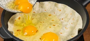 طرز تهیه صبحانه کلاسیک با تخم مرغ و نان لواش در ماهیتابه